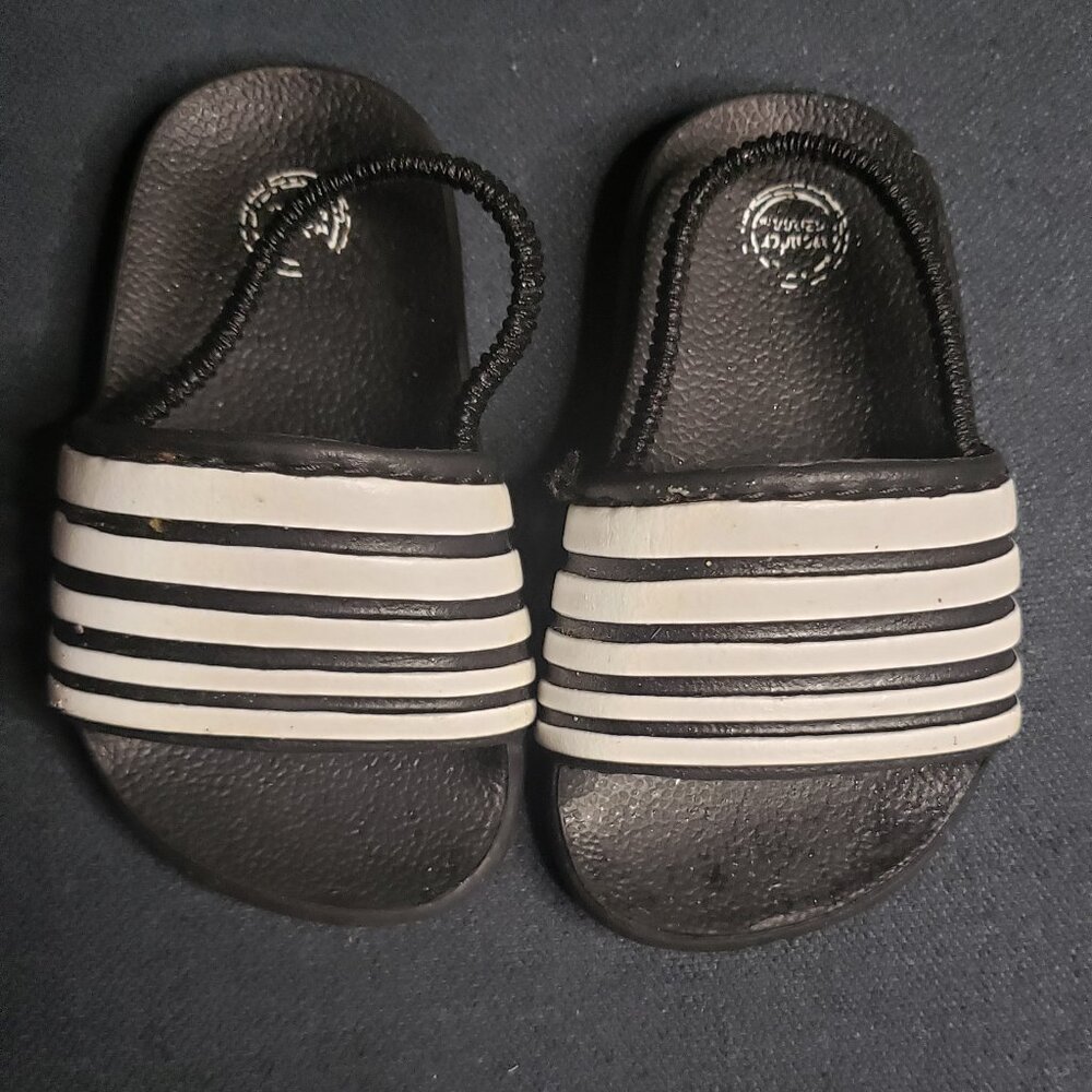 Black and White Wonder Nation Sandals Size 4